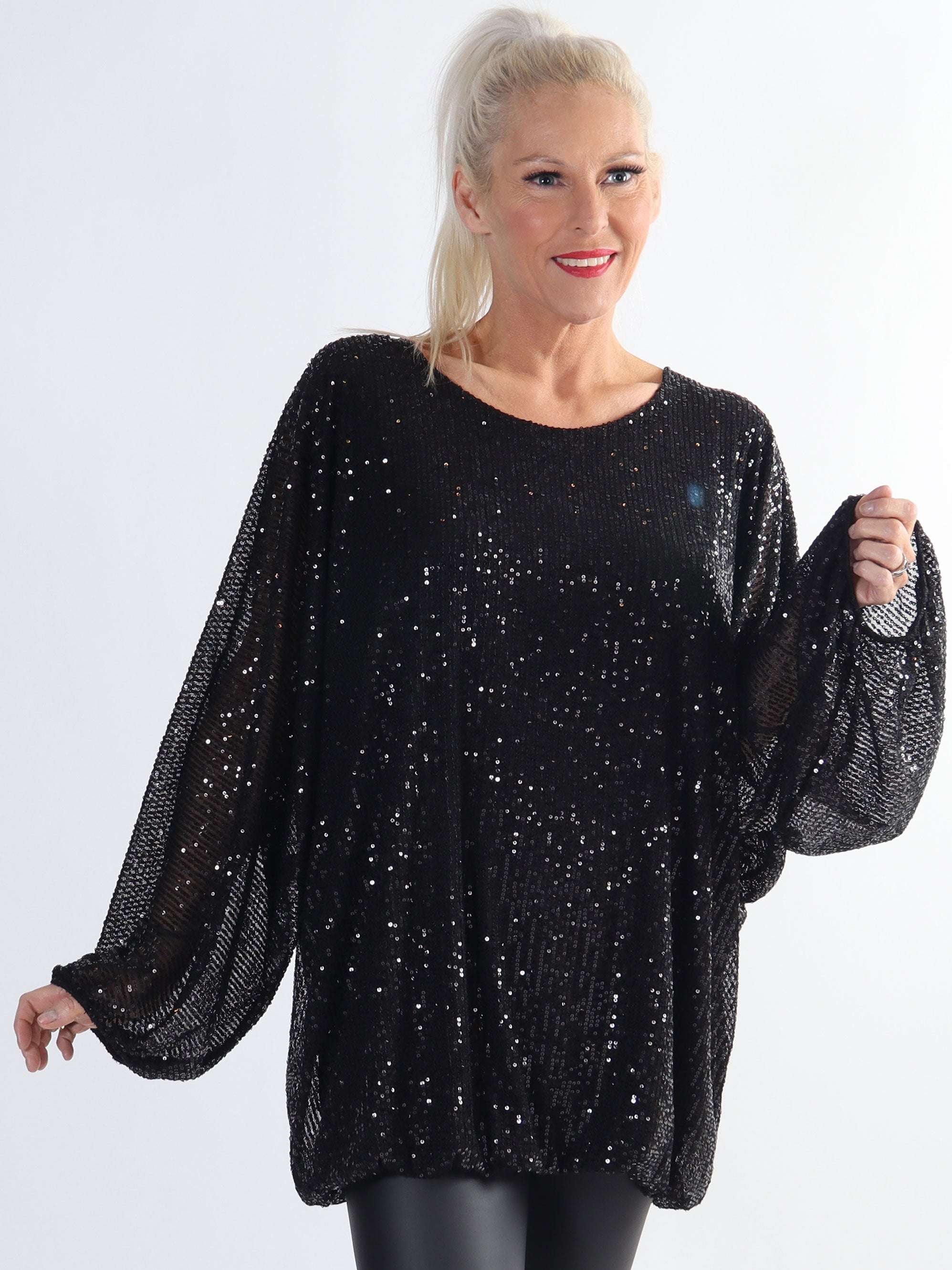 Destiny - Paljettblus med fladdermusärmar i plus size-modell